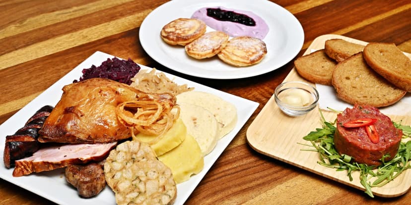 Klasické české menu pro 2 osoby: tatarák, masové prkno a dezert