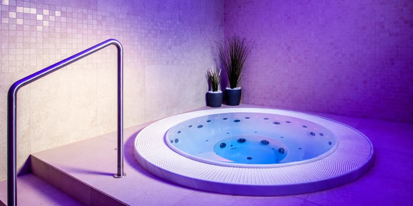 Relax ve vířivce i sauně: privátní wellness pro dva v penzionu s výhledem na Čertovy skály