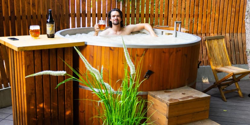 VIP lesní wellness pro 2–4 osoby: káď s termální vodou, finská sauna, sekt či pivo a večeře