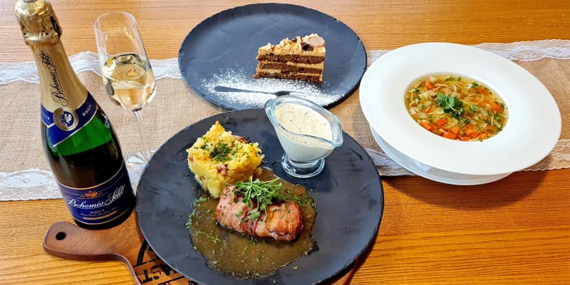 Za relaxací a na jídlo: 2 hodiny ve venkovním wellness nebo i 4chodové menu pro 2 osoby