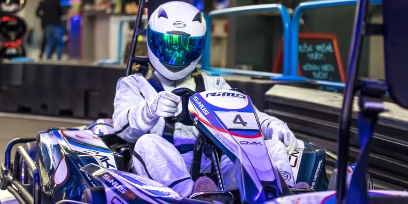 Otevřený voucher na 700 či 1 750 Kč na jízdy v motokárách v CMKarting