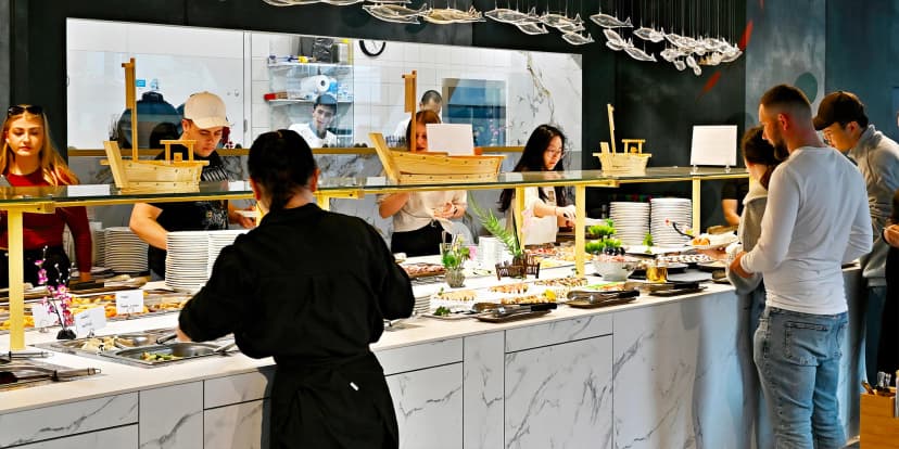 All you can eat sushi a grill v OC Quadrio pro 1 nebo 2 osoby: oběd i večeře, 1,5 hodiny konzumace