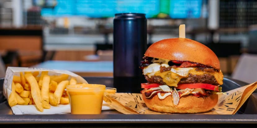 Burger menu: 100% hovězí z českého chovu, americká BBQ omáčka, hranolky i nápoj, 2 pobočky