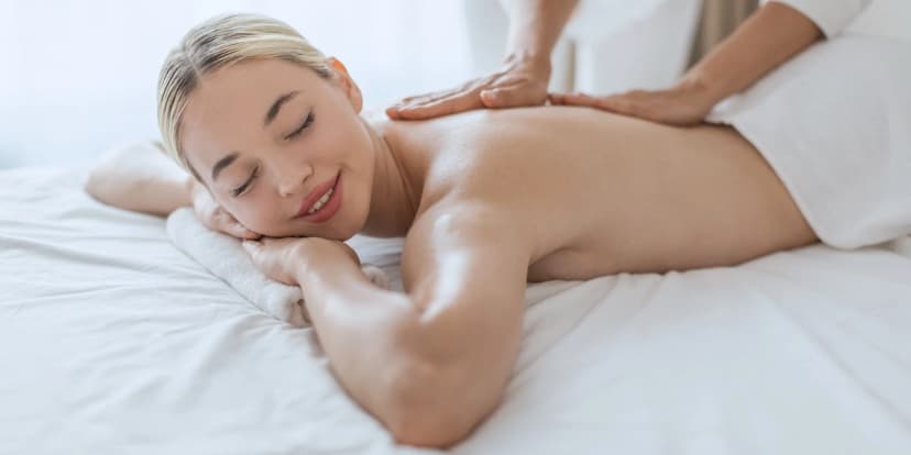 Až 90minutová regenerační masáž dle výběru – hloubková, lymfatická a relaxační masáž zad, šíje či celého těla