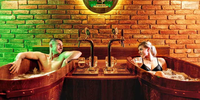 Pivní lázeň s neomezeným popíjením piva, prohlídka muzea i kosmetika pro 1–2 osoby