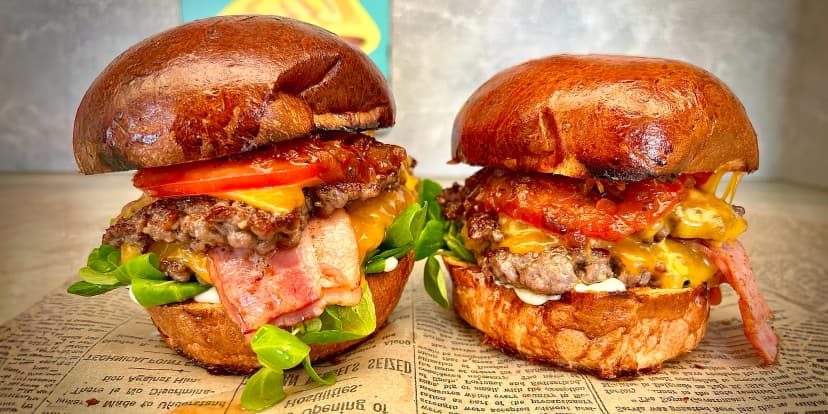 Burgery, smažák nebo loaded fries s masem: pro jednoho nebo dva, a to včetně drinků