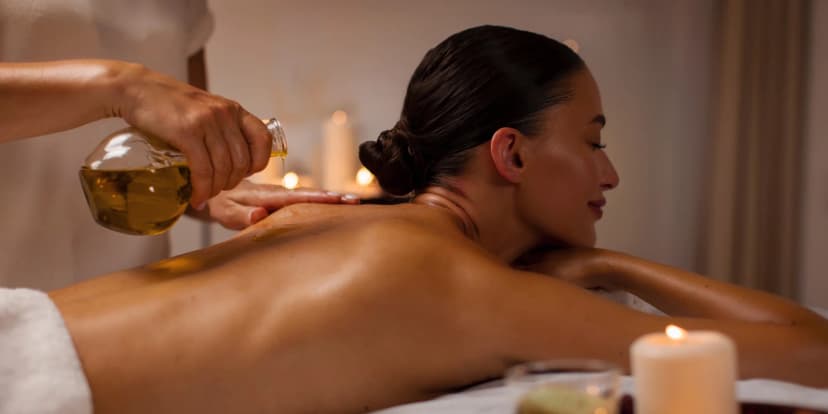 Uvolňující masáž zad a šíje s aroma olejem
