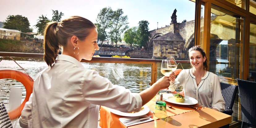 Otevřený voucher na 700–2 500 Kč na cokoliv v restauraci s výhledem na Karlův most