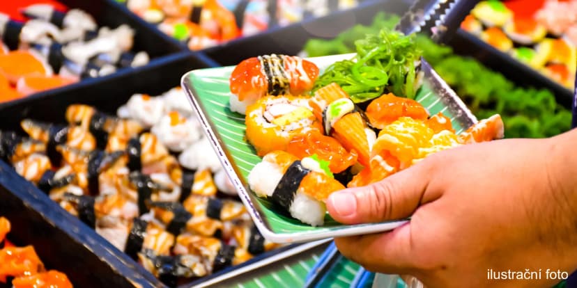 2 hodiny konzumace asijských pokrmů a dalších specialit: wok, sushi a gril bufet + ledový čaj