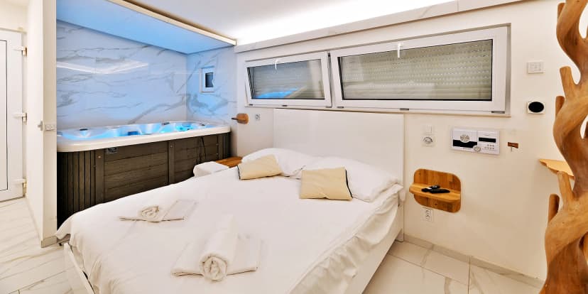 Privátní wellness na hodinu i celou noc: finská sauna, vířivá vana, ochlazovací vědro i s Bohemia Sektem