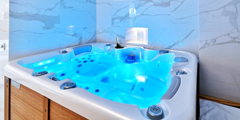 Privátní wellness na hodinu i celou noc: finská sauna, vířivá vana, ochlazovací vědro i s Bohemia Sektem