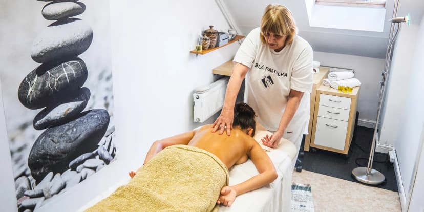 Masáž od certifikovaných nevidomých masérů: reflexní terapie nohou, masáž zad, celotělová i lymfodrenáž