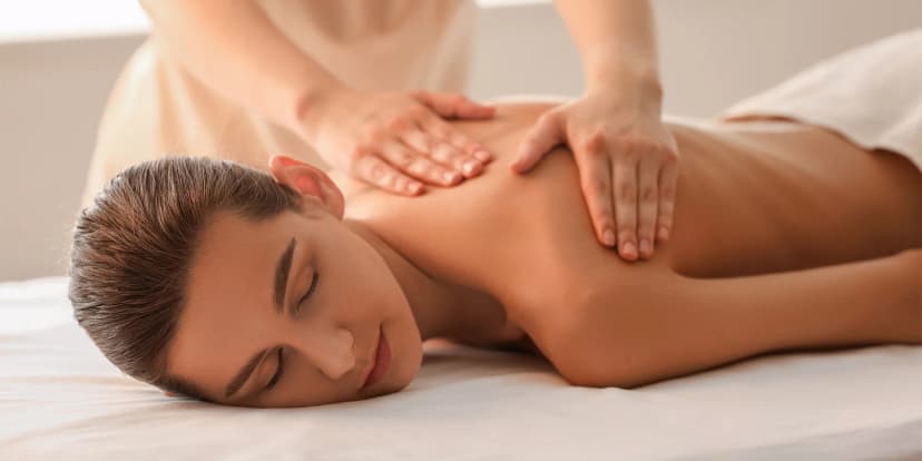 Masáž zad a šíje, indická masáž hlavy či celotělová masáž i relaxační rituál