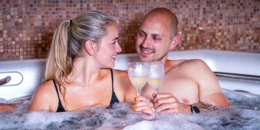 50 min. v privátní vířivce, ledový čaj a tříchodové menu pro 2 osoby