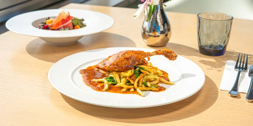 Oběd s parádním výhledem: menu v Žižkovské věži a vstup na vyhlídku pro 1 osobu