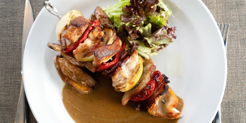 Tři chody v restauraci s výhledem na řeku: domácí paštika, špíz a crème brûlée pro dva