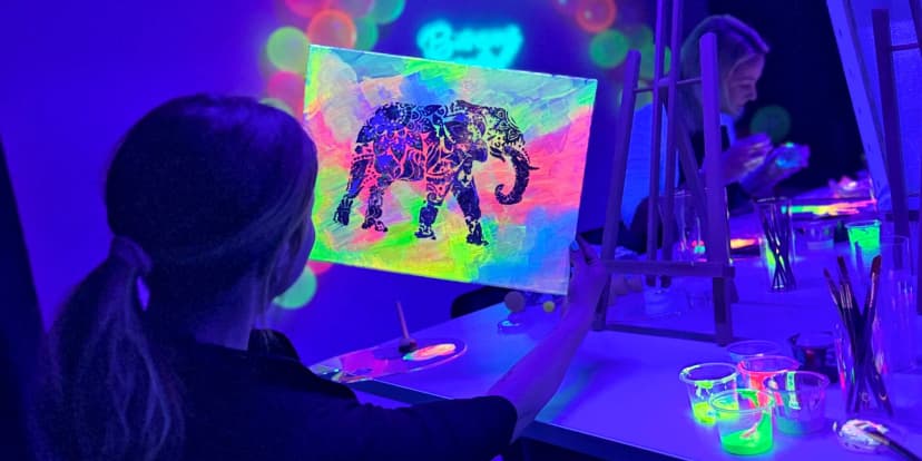 Zážitkové malování: celý ateliér jen pro vás, nebo tvorba fluorescenčími barvami ve tmě