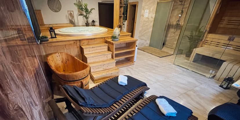 Privátní wellness pro dva na 1-2 hodiny: vířivka, sauna i lahev prosecca