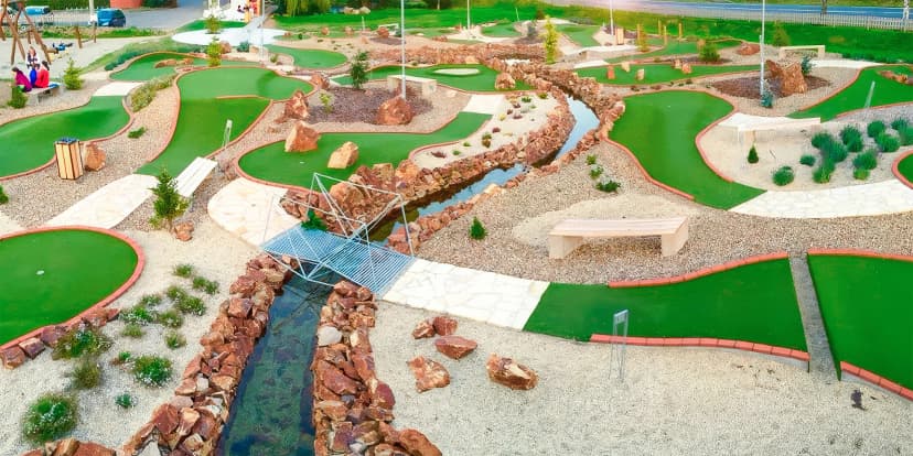 Adventure golf u Milína: 90 min. zábavy na profi hřišti