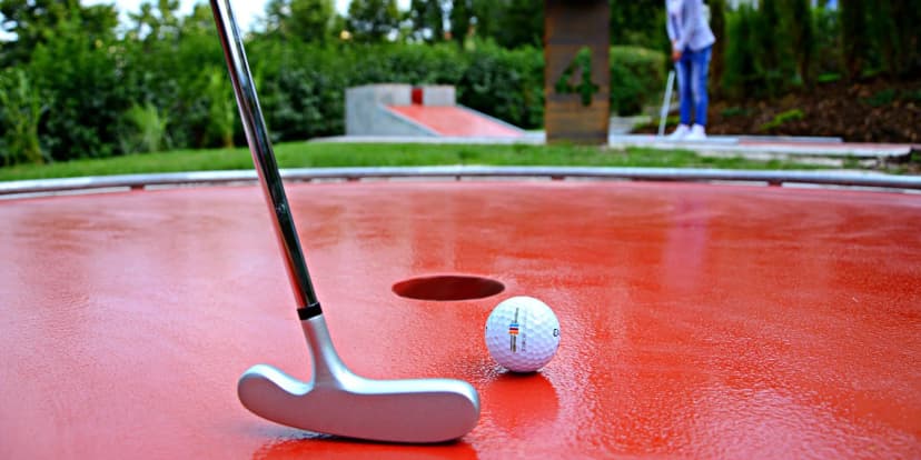 Dvojitá zábava: minigolf a vstup na Žižkovskou věž pro jednoho nebo rodinu