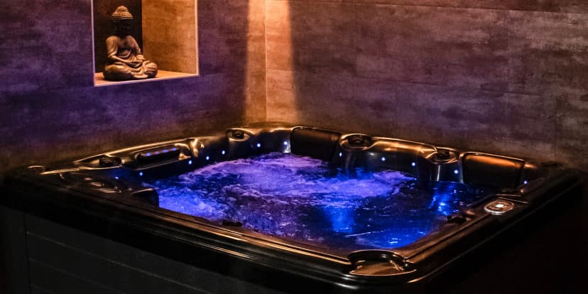 Privátní wellness s vířivkou a saunou pro dva: 2 nebo 3 hodiny relaxace i lahev sektu