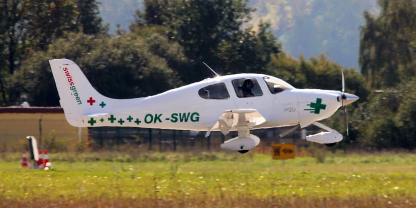 Romantický vyhlídkový let pro 2 osoby luxusním letadlem Cirrus SR 20 a k tomu sekt