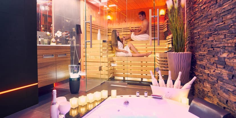 Balíčky plné romantiky pro dva: vícechodové degustační menu i s lahví sektu a privátním wellness