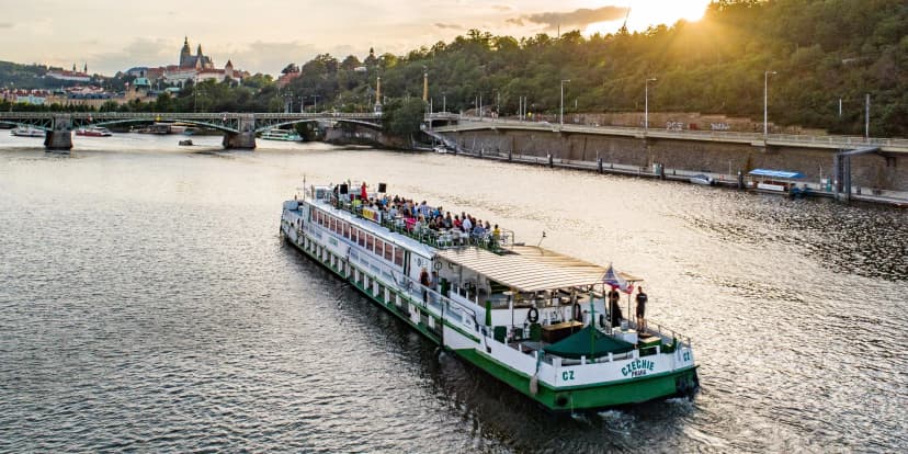 2hod. plavba pro dva: oběd či večeře formou švédských stolů a aperitiv