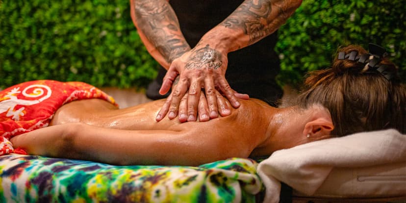 Dopřejte si relax: masáž končetin, zad a šíje, celotělová, baňkování i Lomi Lomi
