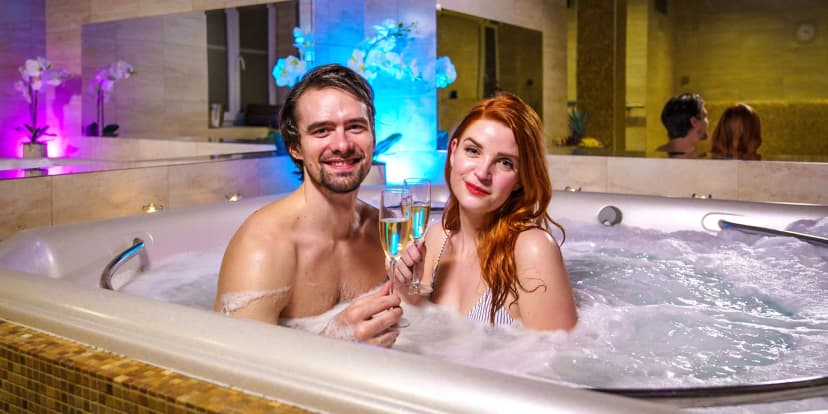 Párová relaxace v soukromí: 50 min. ve vířivce, limonáda i sleva do restaurace