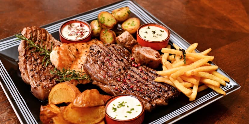 Steakové menu pro 2 nebo 4 osoby: argentinské hovězí, panenka, kuřecí, krkovice, 2 přílohy i 3 dipy