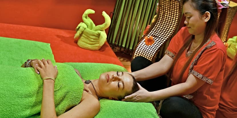 Úžasný relax v Thajském ráji: 45 minut masáže, sauna a rybičky