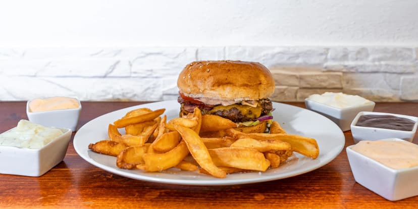 Burger hovězák z vyzrálého masa se slaninou a čedarem, hranolky i dip dle výběru