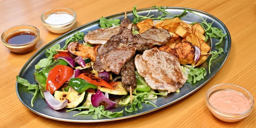 Mix grill pro 2 nebo 4 osoby: hovězí, vepřové, kuřecí a jehněčí maso a přílohy