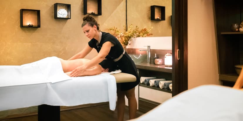 Ájurvédská masáž (55 nebo 80 minut) i vstup do saunového světa s relaxačním bazénem (120 minut)