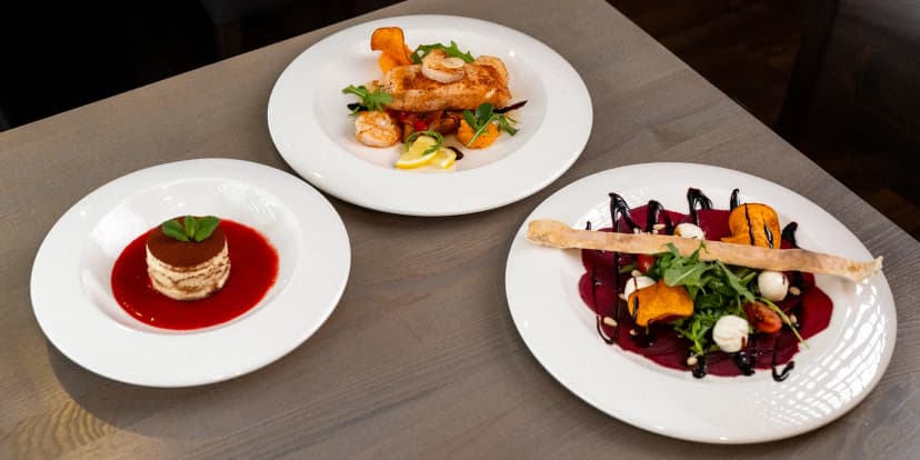 Italské menu pro jednoho nebo dva: carpaccio, losos a krevety, tiramisu