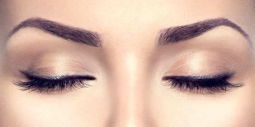 Perfektně nalíčená za každé situace: permanentní make-up očních linek, obočí i rtů