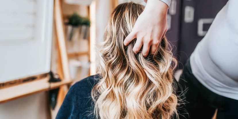 Na cestě za krásnými vlasy: čištění Malibu C, melír i balayage pro všechny délky vlasů