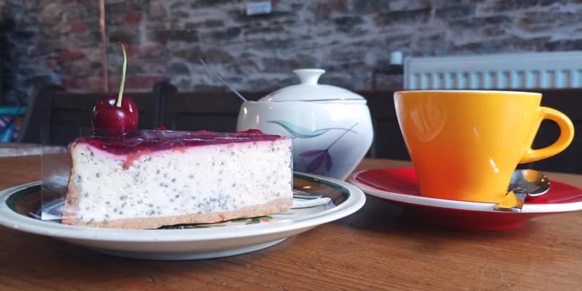 Káva podle výběru a dort pro 1 či 2 osoby v útulné kavárně Café 1516