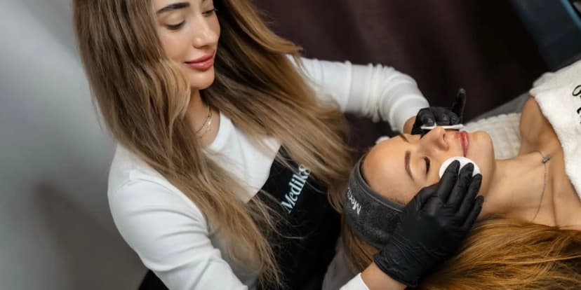 Rozjasněte svou pleť i pohled: kosmetické ošetření, laminace obočí a lifting řas