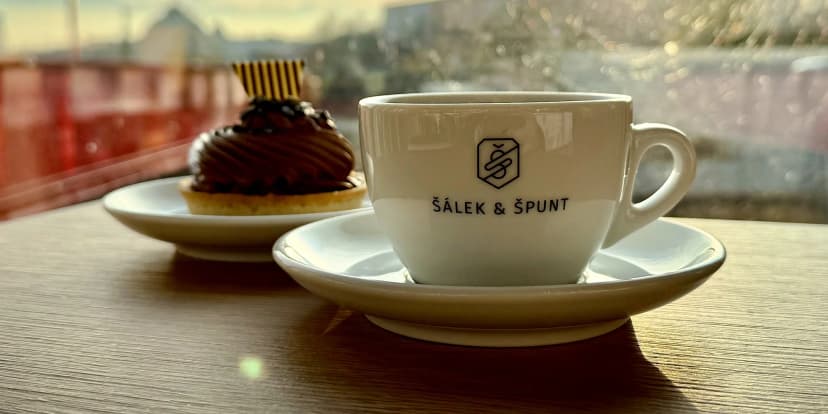 Káva a zákusek v sympatické kavárně na náplavce pro 1 nebo 2 osoby