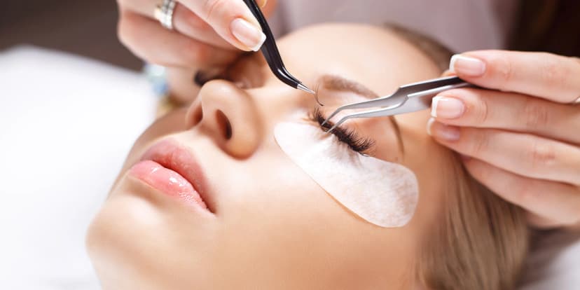 Krásné obočí, svůdné řasy i výrazné rty: profesionální péče a permanentní make-up