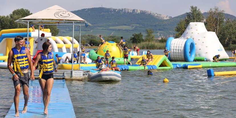 Vstupenka na vodní skákadla: trampolíny, prolézačky i vodní válec