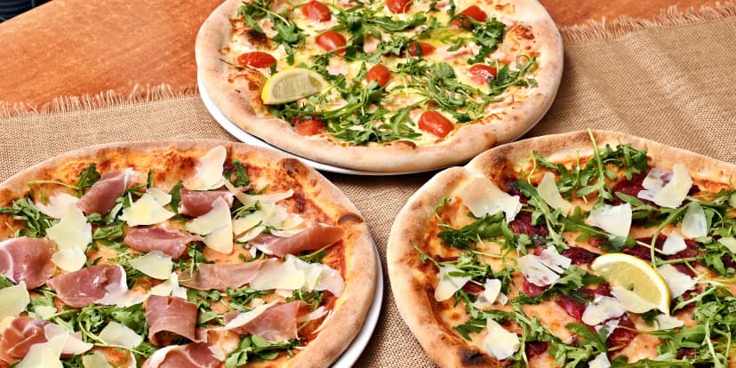 Pizza dle výběru v Nuslích pro 1–2 osoby: salami, quattro formaggi i carpaccio