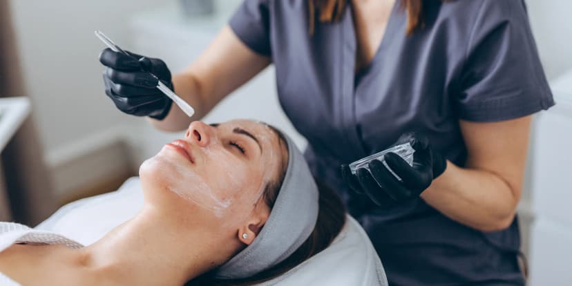 Základní či rozšířené kosmetické ošetření: čištění, maska, sérum i masáž, 60–75 min.