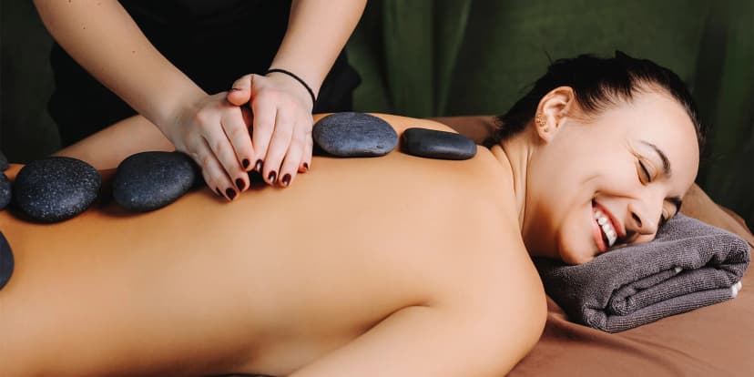 Masáž dle výběru na 30-45 minut: lávové kameny, baňkování, manuální liftin i gua-sha