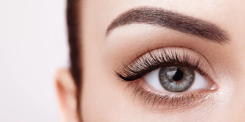 Krásné a přirozené řasy: lash lifting s výživou řas včetně úpravy a barvení obočí