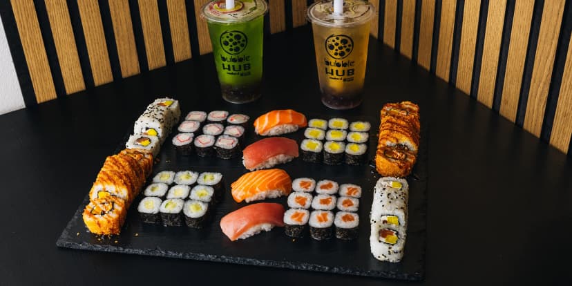Pestré sety 18–78 ks sushi s lososem, tuňákem či zeleninou vč. bubble tea s sebou