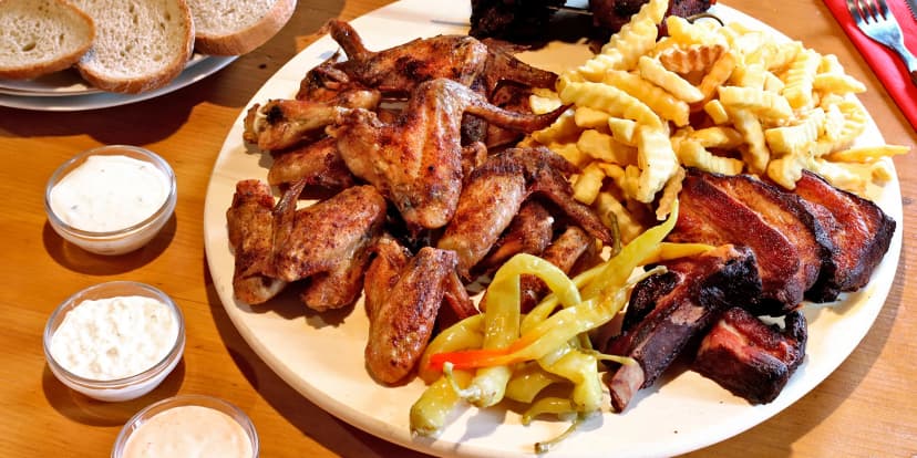 Prkno pro milovníky masa: křídla, žebra, koleno i hranolky a dipy