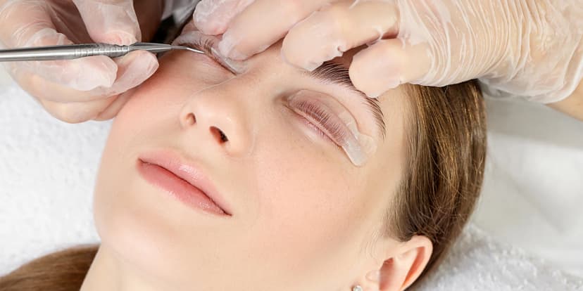 Zvýrazněné řasy a upravené obočí: lash lifting a laminace